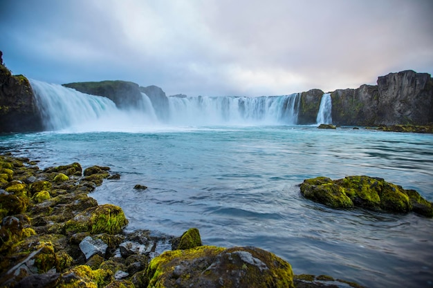 Der beeindruckende Wasserfall Godafoss von unterhalb Islands