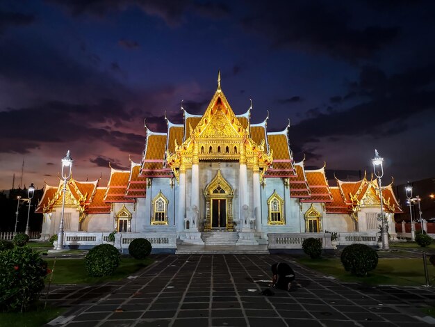 Der Benchamabophit-Tempel ist sowohl tagsüber als auch nachts ein wunderschöner Tempel