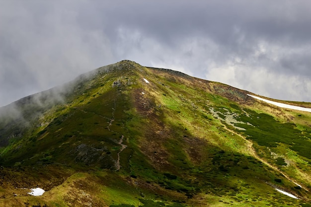 Der Berg in der Wolke und im Nebel