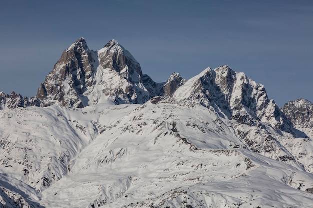 Der Berg Ushba ist der bemerkenswerteste Gipfel des Kaukasusgebirges in der Region Swanetien in Georgien. Ushba ist als "Matterhorn des Kaukasus" bekannt