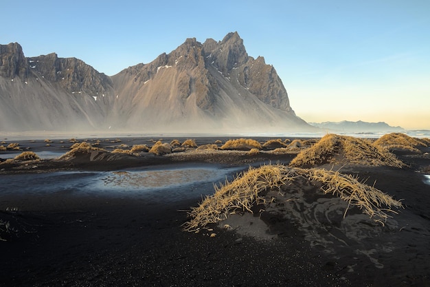 Der Berg Vestrahorn und sein schwarzer Sandstrand in Südisland