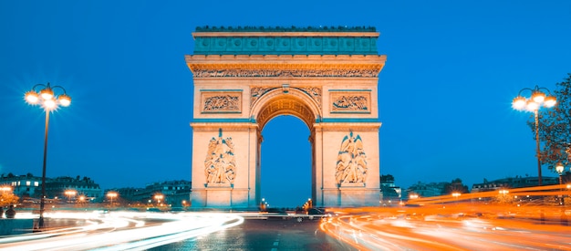 Der berühmte Arc de Triomphe bei Nacht, Paris Frankreich