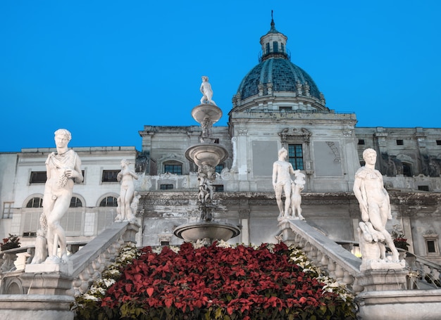 Der berühmte Brunnen auf der Piazza Pretoria ist weihnachtlich geschmückt. Palermo