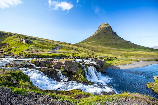 Der berühmte isländische Berg Kirkjufell und die kleinen Wasserfälle