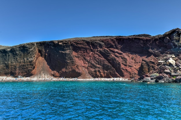 Foto der berühmte rote strand auf santorini, griechenland, mit blauem himmel