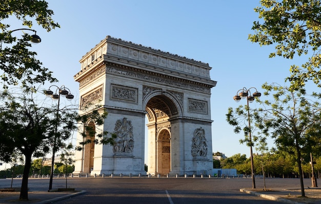 Der berühmte Triumphbogen am sonnigen Tag Paris Frankreich