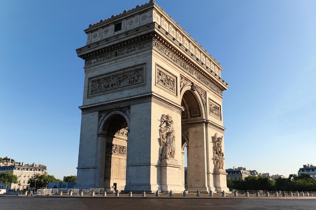 Der berühmte Triumphbogen am sonnigen Tag Paris Frankreich