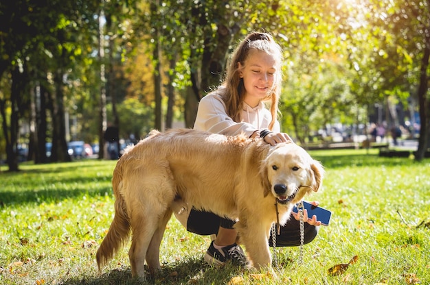 Der Besitzer spielt den Golden Retriever-Hund im Park