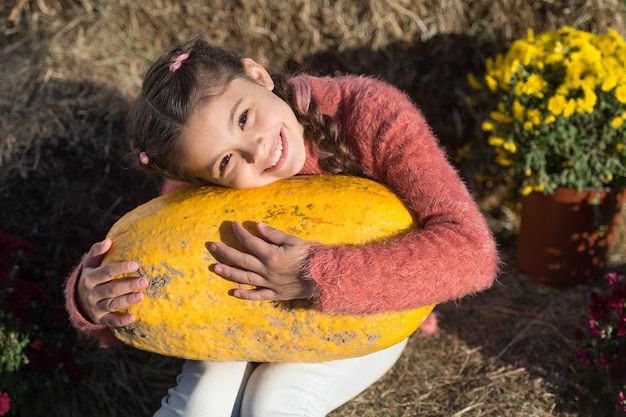 Der beste Ort zum Ausruhen. Herbstzeit. fröhliches Kind getrocknete Blume. Herbst Komposition. was kann man aus zucchini kochen. erntereicher Herbst. Erntezeit. kleines Mädchen großer Kürbis. bereit für halloween.