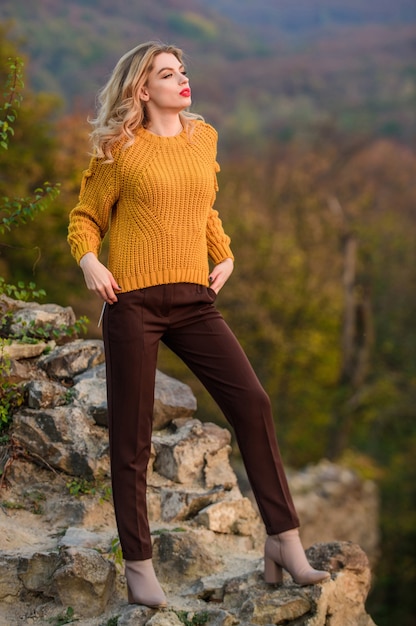 Der beste Weg, um der Stadt zu entkommen. Mode-Modell in Strickpullover. romantisch im Herbst. sexy Frau roter Lippenstift Natur Hintergrund. warme kuschelige Jahreszeitenkleidung. Mädchen langes Haar. herbstliche Farbtrends.