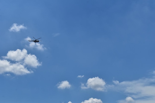 Der blaue Himmel ist bewölkt.