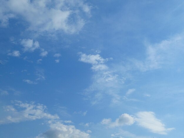 Der blaue Himmel mit weißem Wolkenhintergrund und -beschaffenheit