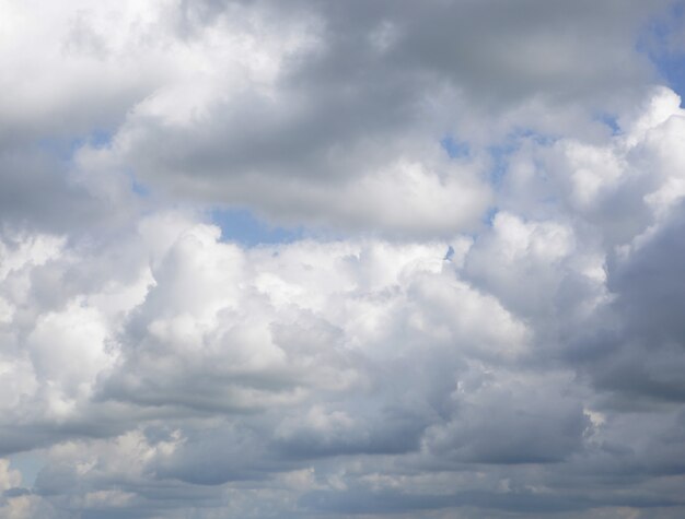 Der blaue Himmel und die Wolken