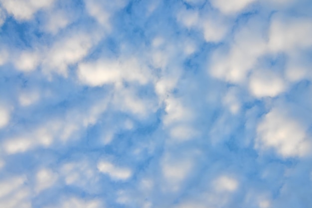 Der blaue Himmel und weiße flauschige Wolken