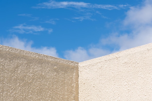 der blaue Himmel zwischen den Wänden