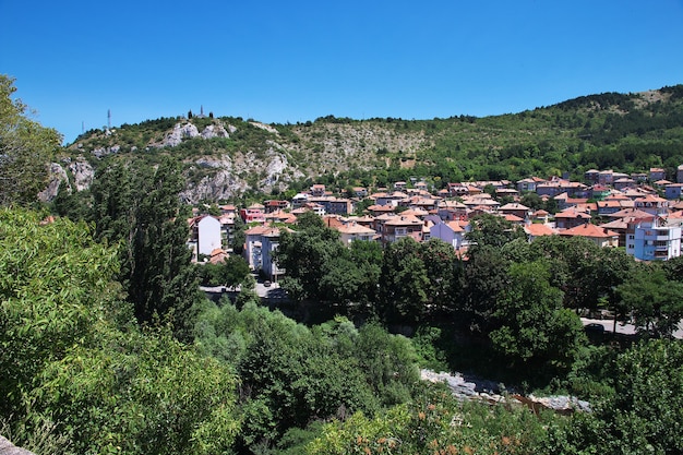 Der Blick auf Asenovgrad in Bulgarien