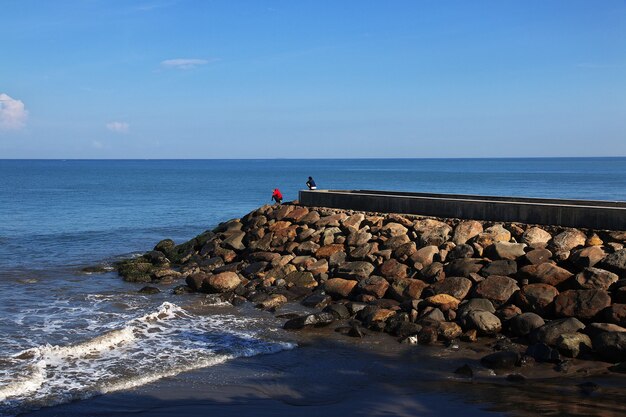 Der Blick auf das Meer in der Stadt Padang, Indonesien