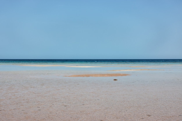 Der Blick auf das Rote Meer in Saudi-Arabien