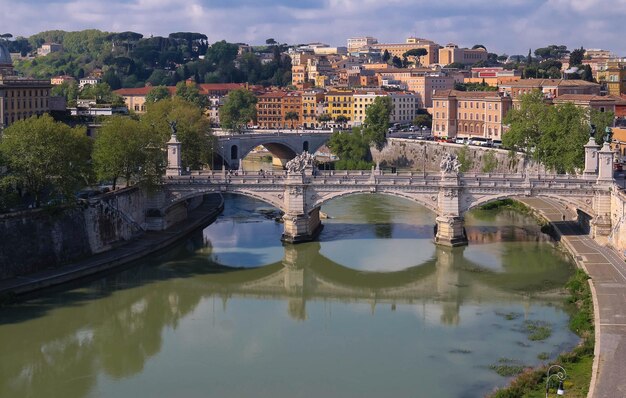 Der Blick auf die Brücke Umberto und das Stadtbild von Rom Italien