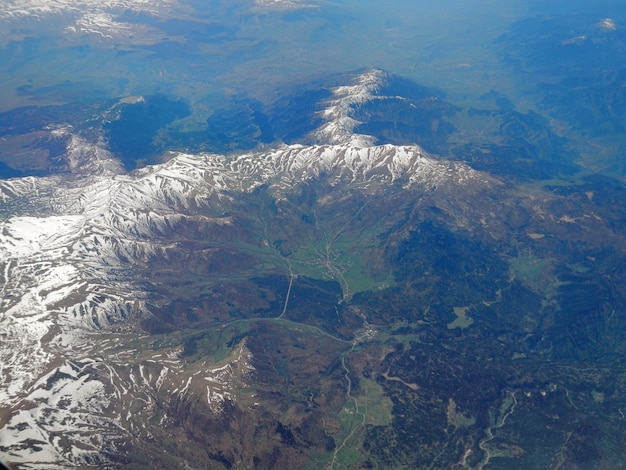 Der Blick auf die kaukasischen Berge aus dem Flugzeug