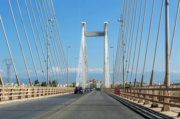 Der Blick auf die moderne Autobrücke über die Landenge Griechenland