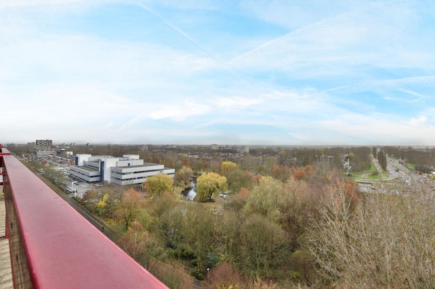 Der Blick auf die Stadt aus dem Zug der roten Linie