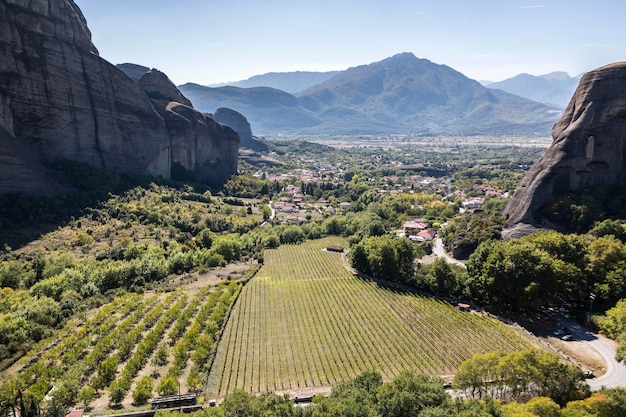 Der Blick auf die Stadt Kalabaka vom wunderbaren Kloster auf der Felsformation Meteora Griechenland neben dem Pindos-Gebirge