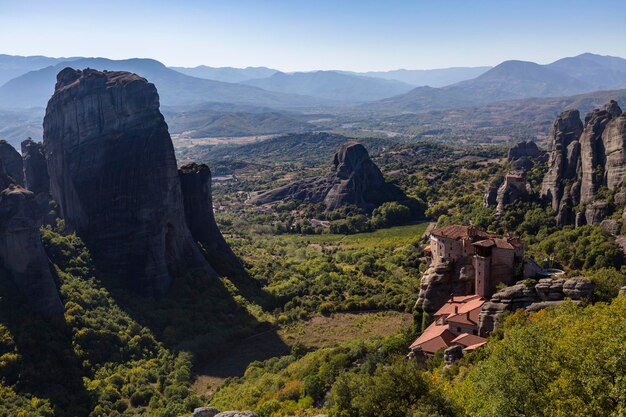 Der Blick auf die Stadt Kalabaka vom wunderbaren Kloster auf der Felsformation Meteora Griechenland