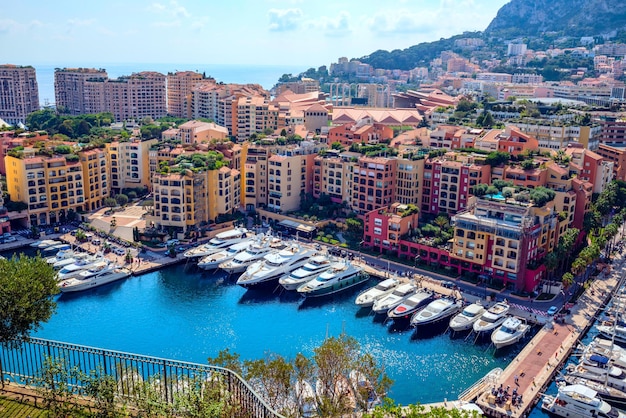 Der Blick auf Luxusyachten und Apartments in Monaco