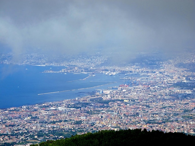 Der Blick auf Napoli vom Vulkan Vesuv im Nebel Italien