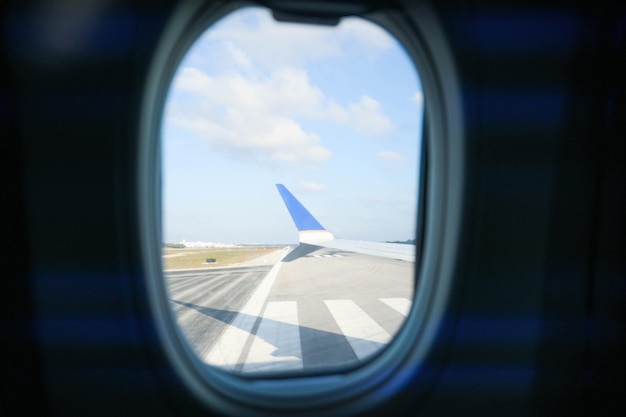 Der Blick aus dem Flugzeugfenster symbolisiert das Wunder und die Aufregung des Reisens, die Weite und Schönheit des Landes