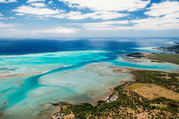 Der Blick aus der Vogelperspektive auf die Küste von Mauritius.