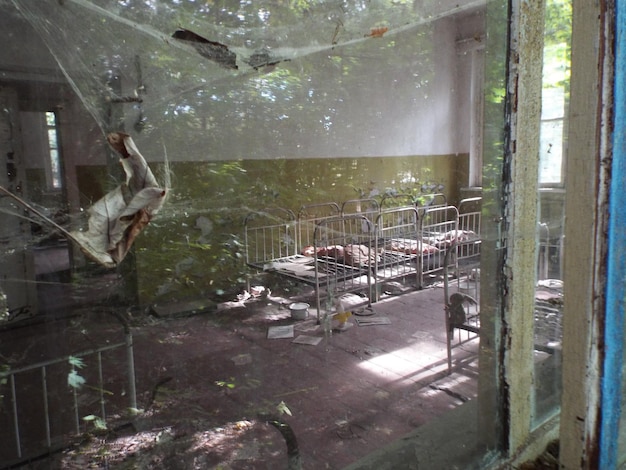 Der Blick durch das Fenster des Kindergartens in Tschernobyl
