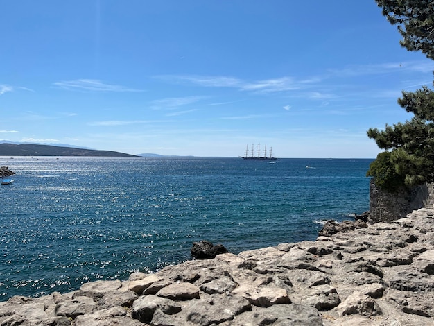 Der Blick über das Meer und Segelschiff von der Küste von Krk