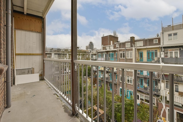 Der Blick vom Balkon eines Mehrfamilienhauses mit