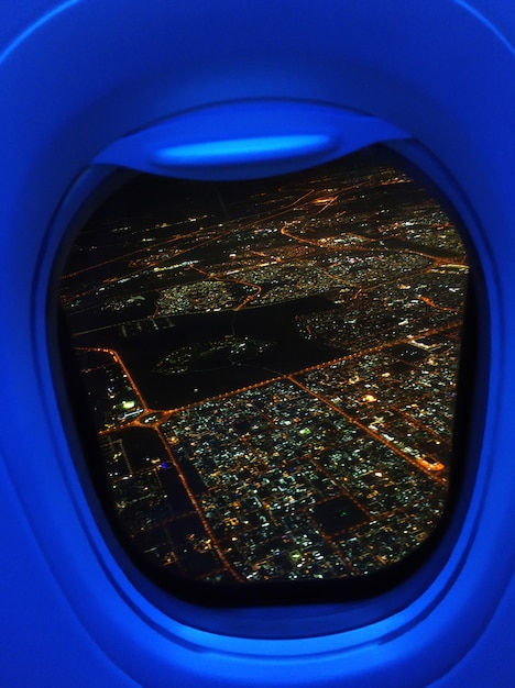 Der Blick vom Flugzeug zu den Lichtern der Nachtstadt.