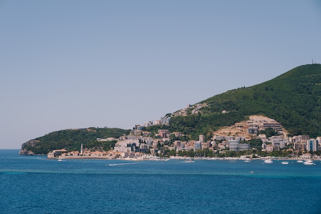 Der Blick vom Meer auf die Altstadt von Budva und die moderne Stadt sind alle Mauern der Altstadt