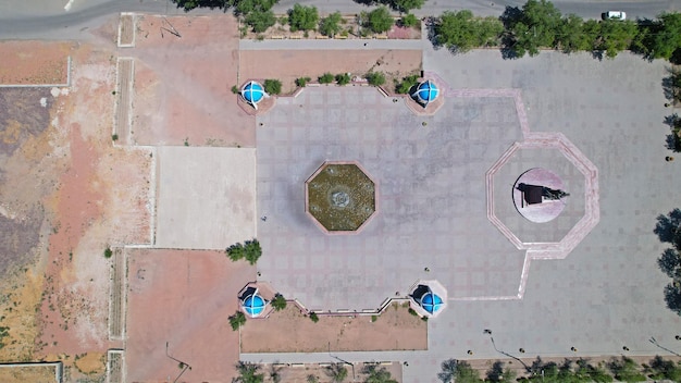 Der Blick von der Drohne auf den Platz einer Kleinstadt