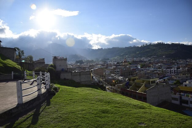 Der Blick von der Höhe auf die Altstadt von Otavalo bei bewölktem Himmel