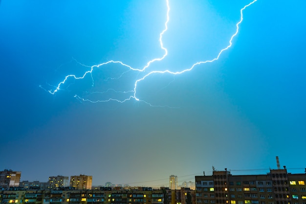 Der Blitz über der Stadt. abend nacht zeit