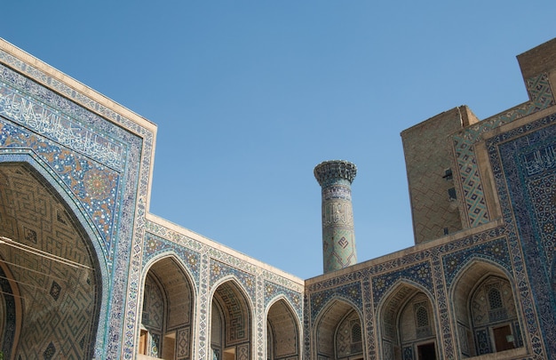 Der Bogen und die Außengestaltung des alten Registan in Samarkand Antike Architektur Asiens