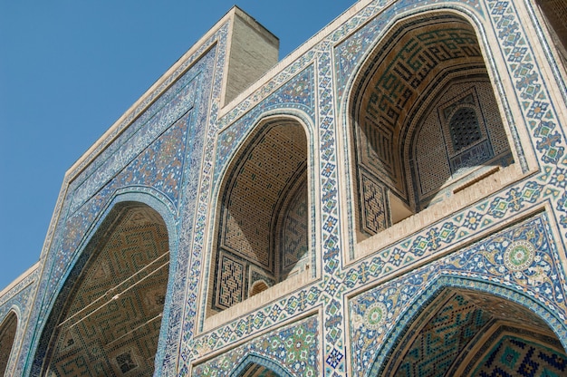 Der Bogen und die Außengestaltung des antiken Registan in Samarkand Antike Architektur Asiens