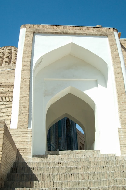 Der Bogen und die Stufen das Außendesign des alten Registan in Samarkand Architecture of Asia