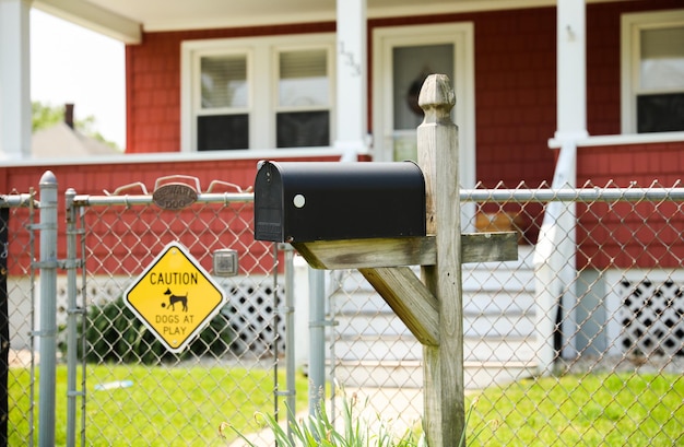 Der Briefkasten symbolisiert Kommunikation und Verbindung und stellt ein Portal zwischen Sender und Empfänger dar