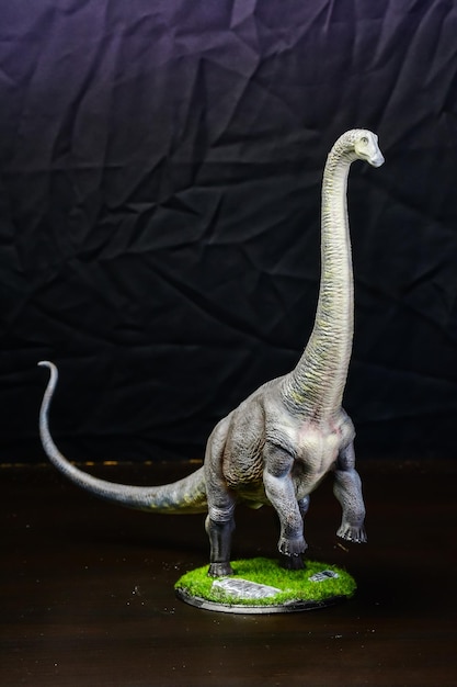 Foto der brontosaurus-dinosaurier im dunkeln