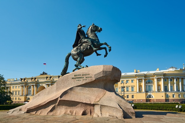 Der Bronzene Reiter ist ein Denkmal für Peter den Großen in St. Petersburg.