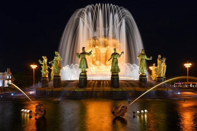 Der Brunnen der Freundschaft der Nationen im VDNH des Allrussischen Ausstellungszentrums in Moskau, Russland