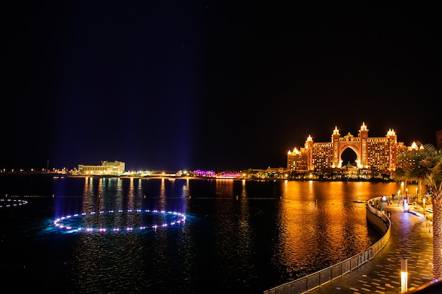 Der brunnen in dubais the pointe in palm jumeirah wurde als der größte der welt bestätigt