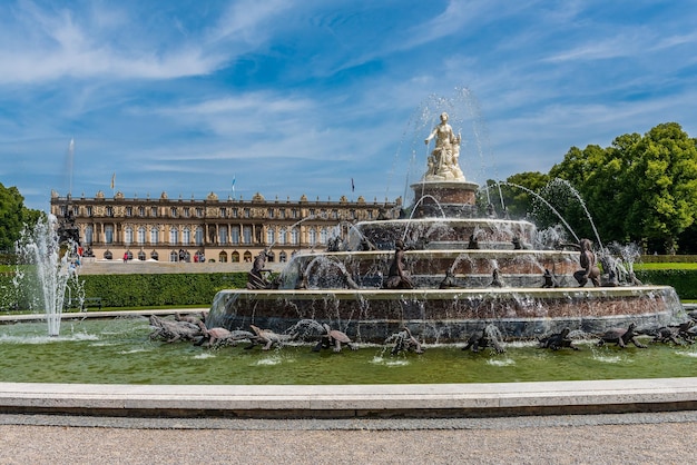 Der Brunnen von Latona gegen den bewölkten Himmel