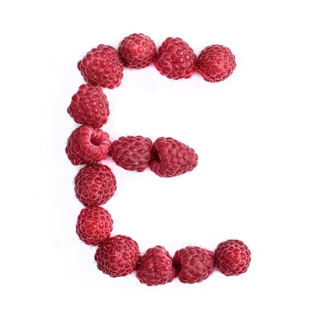 Der Buchstabe E des englischen Alphabets der roten reifen Himbeeren